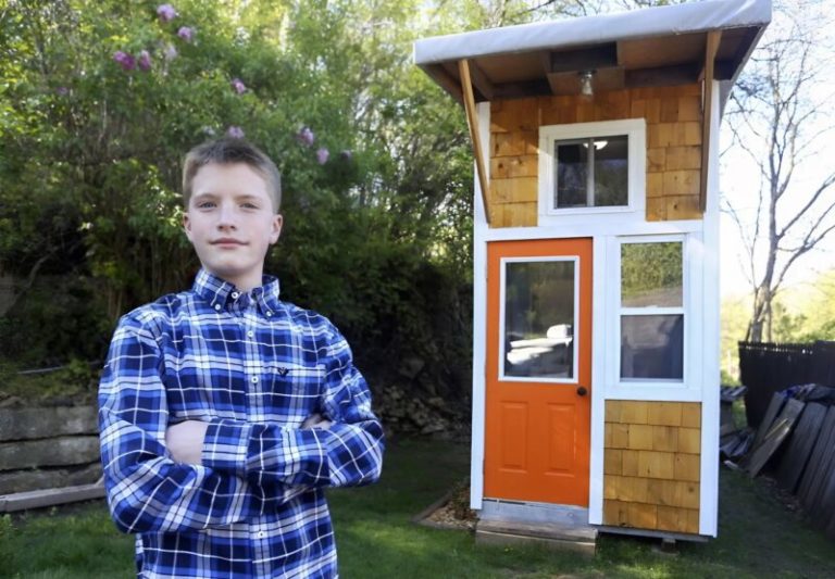 ფოტო/ვიდეო : 13 წლის ბიჭმა ეზოში პატარა საოცარი სახლი აიშენა