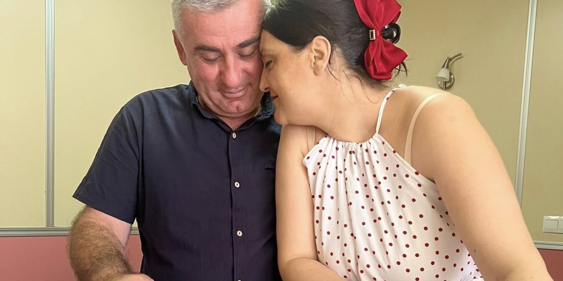 რას ჰყვება ქალი, რომელიც 20-წლიანი ლოდინის შემდეგ, ტყუპი გოგონას დედა გახდა