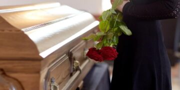 რა არ შეიძლება ეცვას გარდაცვლილს? – მღვდლის განმარტება