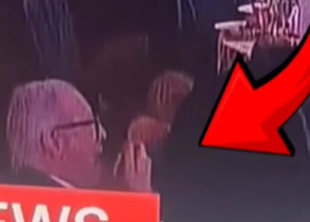 “წლის ყველაზე მშვიდი ადამიანი“ – ტრამპის ღონისძიებაზე მომხდარი შეიარაღებული თავდასხმის ქაოსურ კადრებში, ყურადღება ერთმა მამაკაცმა მიიპყრო, რომლის ვიდეოც ვირუსულად ვრცელდება