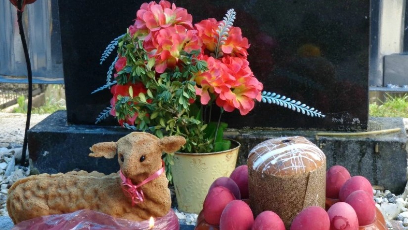 თუ აღდგომის დღესასწაულებზე სასაფლაოზე ვერ მიდიხართ – ღვთის მსახურის რჩევები